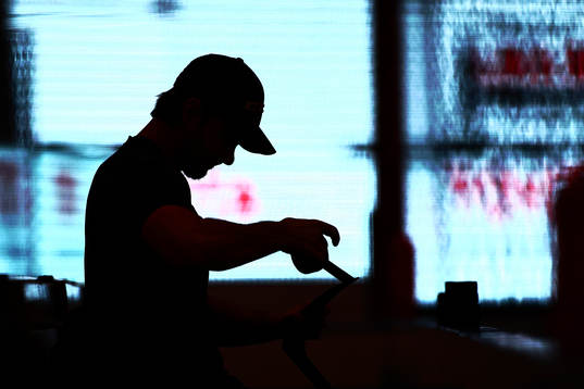 Linköpings Andrew Gordon tejpar klubban före