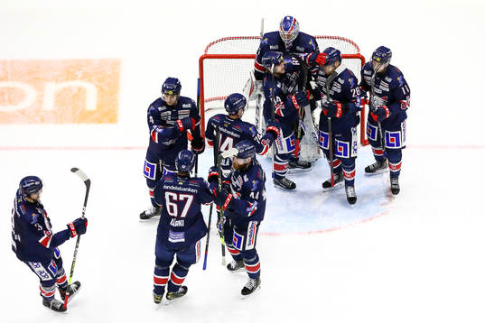 Linköpings spelare jublar och tackar målvakt Niklas