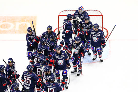 Linköpings spelare jublar och tackar målvakt Niklas