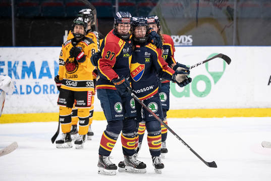 Djurgårdens Josefine Holmgren och Sarah Bujold jublar