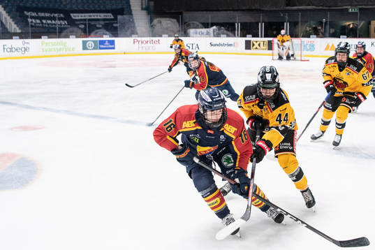 Djurgårdens Sarah Bujold och Luleås Nicoline Söndergaard