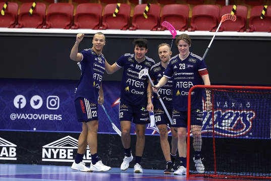 Växjös Niklas Ramirez, Patrik Gustavsson, Tommy Bolin och kapten Markus Jonsson jublar
