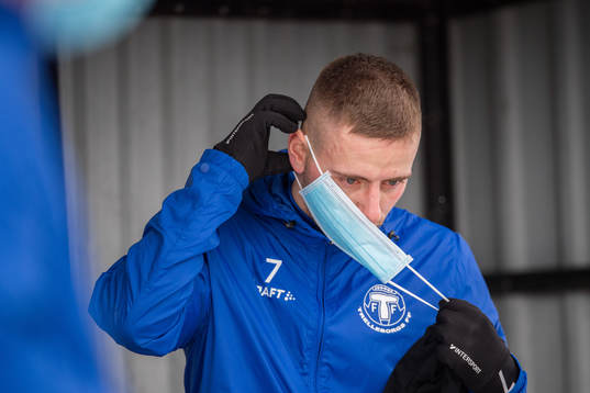 Petar Petrovic tar på sig ett munskydd