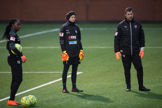 Målvakt Angel Mukasa, målvakt Stephanie Labbé och målvaktstränare Kenneth Mattsson