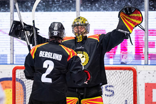 Brynäs målvakt Samuel Ersson jublar med Kristofer Berglund