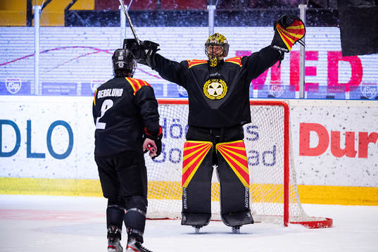 Brynäs målvakt Samuel Ersson jublar