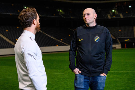 s huvudtränare Bartosz Grzelak och nya assisterande