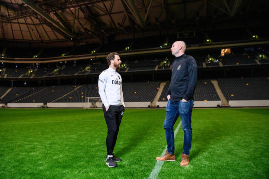 s huvudtränare Bartosz Grzelak och nya assisterande