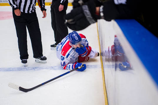 Oskarshamns Nolan Zajac ligger på isen