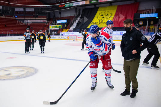 Oskarshamns Nolan Zajac lämnar isen