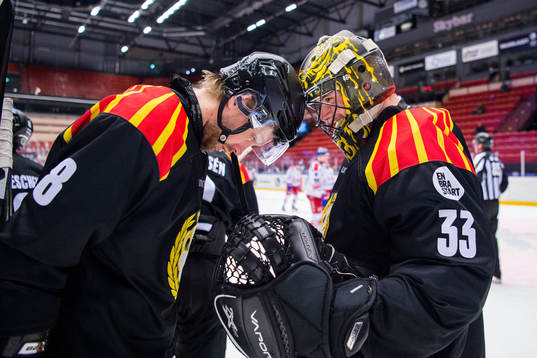 Brynäs John Nyberg och målvakt Samuel Ersson jublar