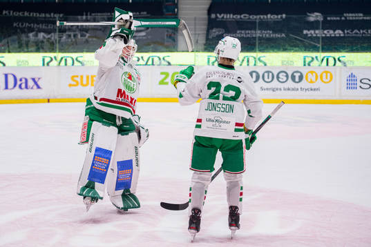 Rögles målvakt Johan Gustafsson och Samuel Jonsson jublar