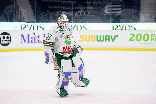 Rögles målvakt Johan Gustafsson jublar