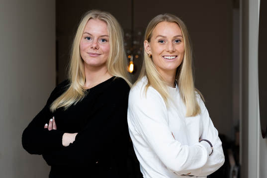 Systrarna Nina Koppang (handbollsspelare i Sävehof) och Stina Blackstenius (spelar fotboll i Kopparbergs/Göteborg) poserar för ett porträtt den 22 januari 2021 i Göteborg. 