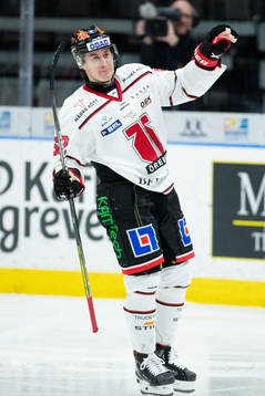 Örebros Robert Leino jublar