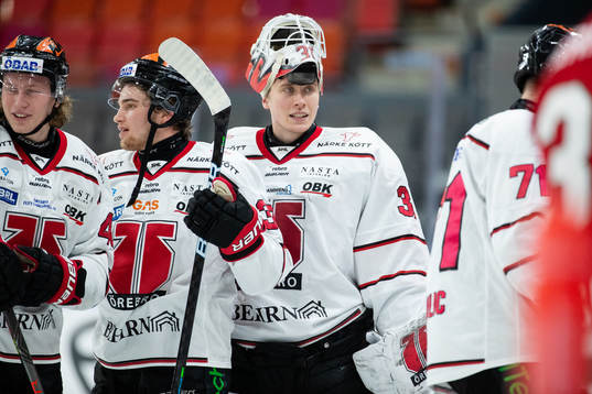 Örebros målvakt Jonas Arntzen jublar med lagkamrater