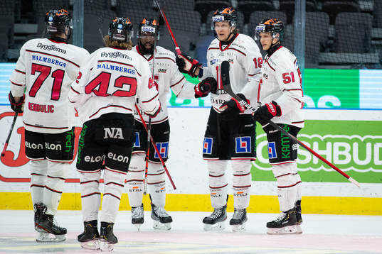 Örebros Rodrigo Abols jublar med lagkamrater