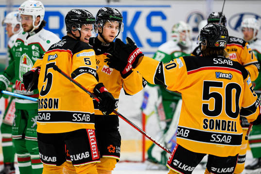 Luleås Filip Hållander jublar med Eddie Larsson och