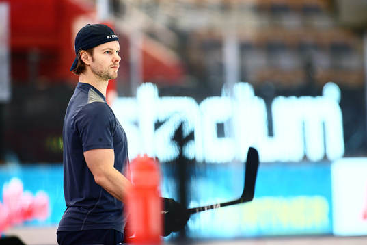 Linköpings Andrew Gordon före ishockeymatchen i SHL