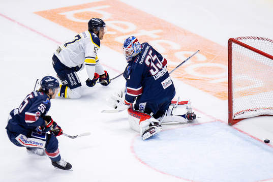 s Anton Wedin gör 0-1 bakom Linköpings målvakt Niklas