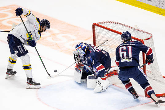 s Alexander Bergström oroar framför Linköpings målvakt