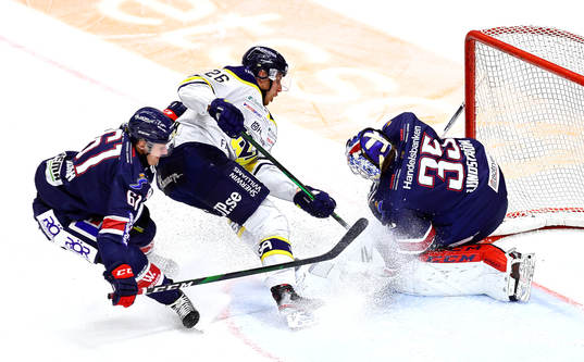 s Alexander Bergström och Linköpings målvakt Niklas