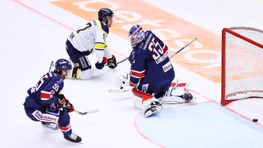 s Anton Wedin gör mål 0-1 förbi Linköpings målvakt