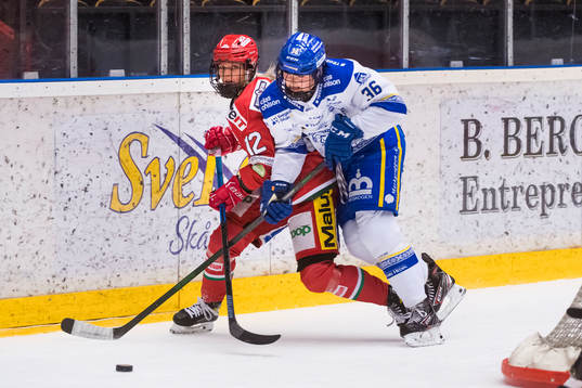 Modos Mina Waxin kämpar mot Leksands Andrine Furulund