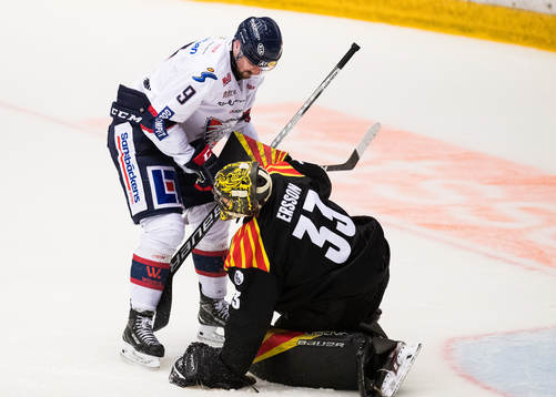 Linköpings Mikael Frycklund och Brynäs målvakt Samuel