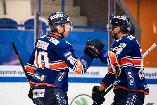 Växjös Richard Gynge och Emil Pettersson jublar