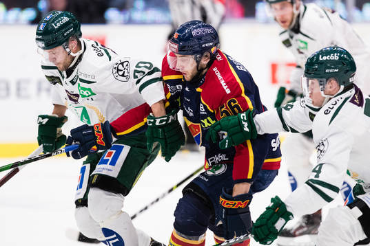 Djurgårdens Robin Norell stoppas av Färjestads Jacob