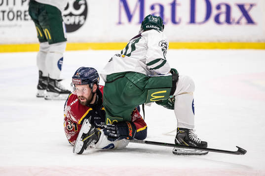Djurgårdens Dick Axelsson och Färjestads målvakt Henrik