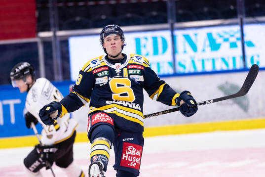 Södertäljes Måns Lindbäck jublar