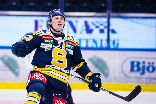 Södertäljes Måns Lindbäck jublar