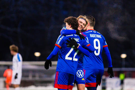 Djurgårdens Leo Cornic jublar med Melker Jonsson efter 0-2