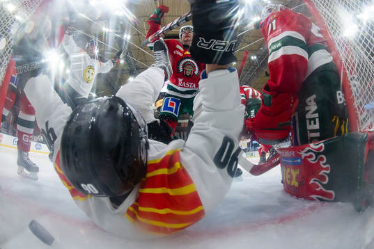 Brynäs Shane Harper jublar liggande i målet