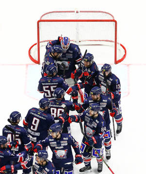 Linköpings spelare jublar med målvakt Niklas Lundström