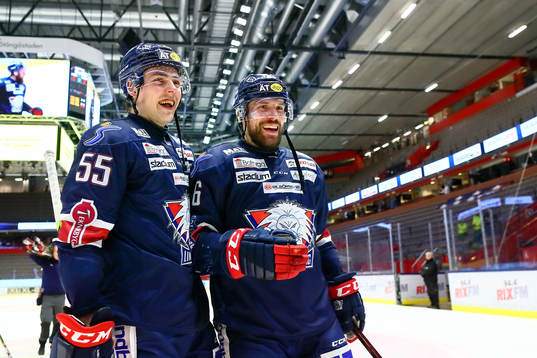 Linköpings Max Lindroth och Jonas Holös jublar