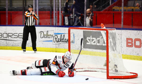 Malmö Redhawks Helge Grans ser pucken går i eget mål