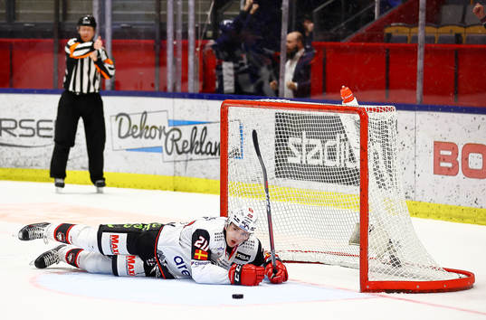 Malmö Redhawks Helge Grans ser pucken går i eget mål