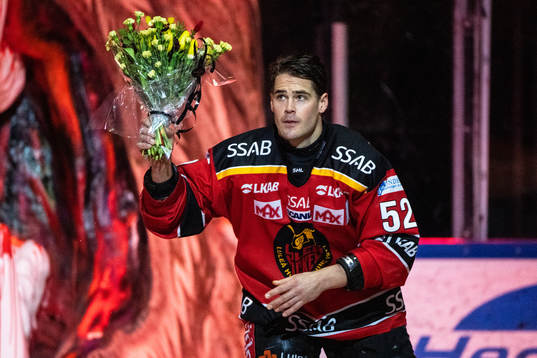 Luleås Karl Fabricius tar emot blommor innan