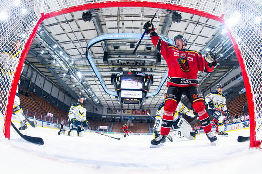 Luleås Arttu Ilomäki jublar