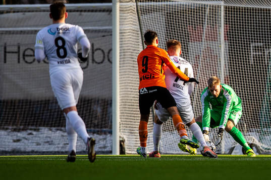 Helsingborgs målvakt Ian Pettersson räddar