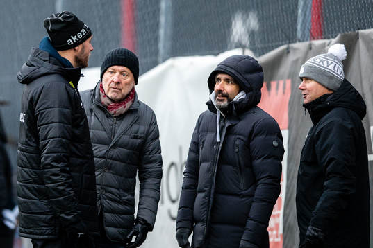 Helsingborgs Andreas Granqvist i samtal med Helsingborgs ordförande Kjell Jakobsson, Stavros Papadopoulos och Akeas Marknadsförings och Sponsorchef Ingemar Queckfeldt