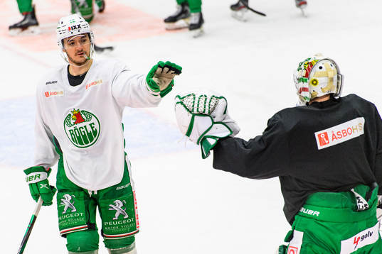 Brady Ferguson och målvakt Johan Gustafsson