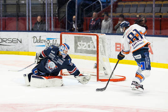 Växjös Fredrik Karlström och Linköpings målvakt Niklas