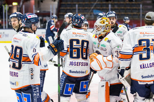 Växjös målvakt Viktor Fasth jublar