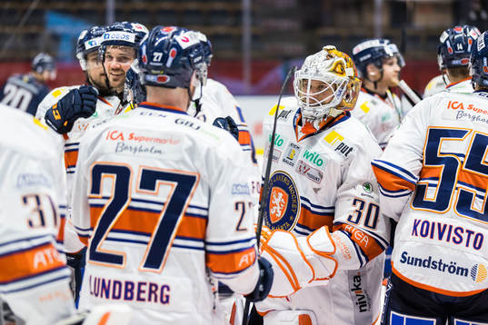 Växjös målvakt Viktor Fasth jublar