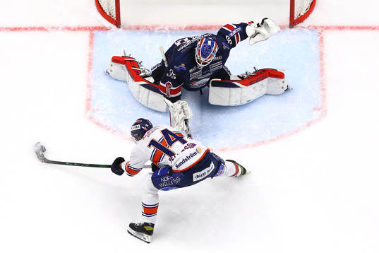 Linköpings målvakt Niklas Lundström räddar straff av