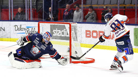 Linköpings målvakt Niklas Lundström räddar straff av